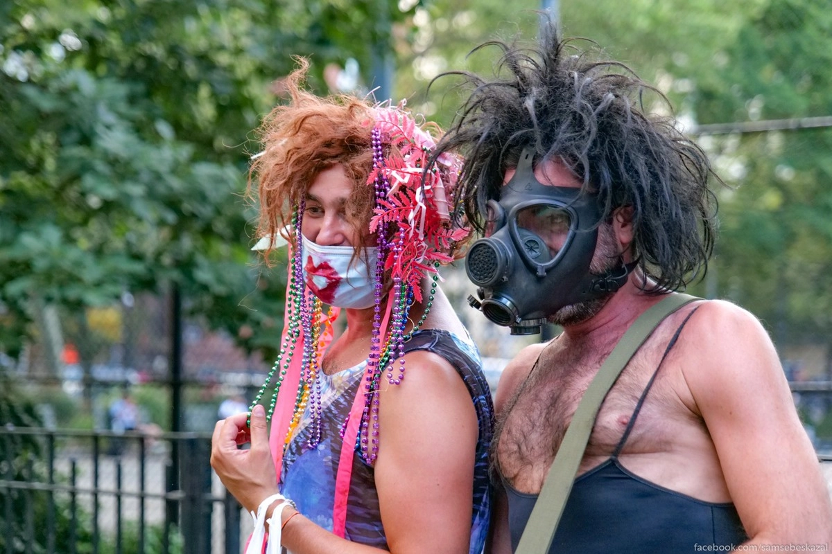 30. У них тоже был какой-то марш по городу в рамках Прайда, но мы с Бадиковым поснимали их в парке и пошли дальше.