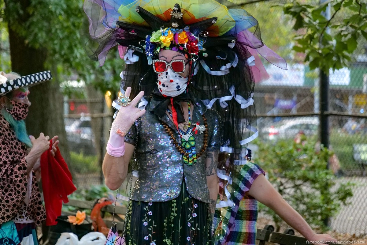 31. Сейчас, в эпоху ношения маски, каждый без проблем может быть тем, кем хочет.