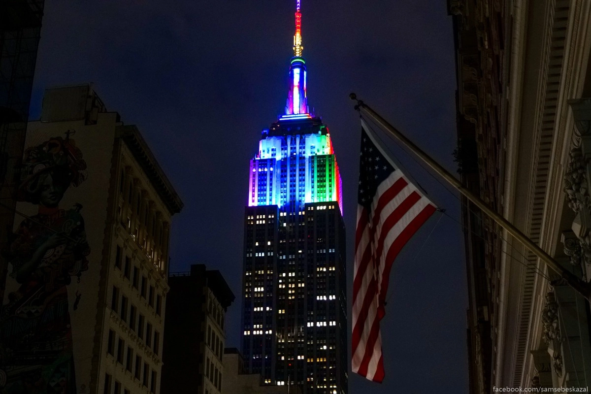 39. Живя в Нью-Джерси и не выбираясь в город о происходящем там можно лишь догадываться по цветам в которые подсвечивают самый известный нью-йоркский небоскреб.