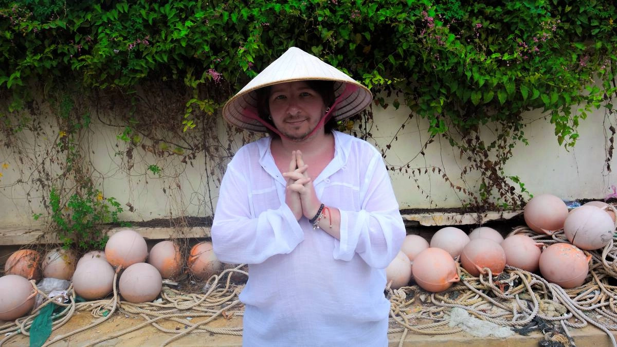 По городу иначе, чем так, я не передвигался. Такие национальные шляпы тут продаются везде за сущие копейки. Лучше не пренебрегать - они защищают котелок от перегрева намного круче, чем кепки и панамки.