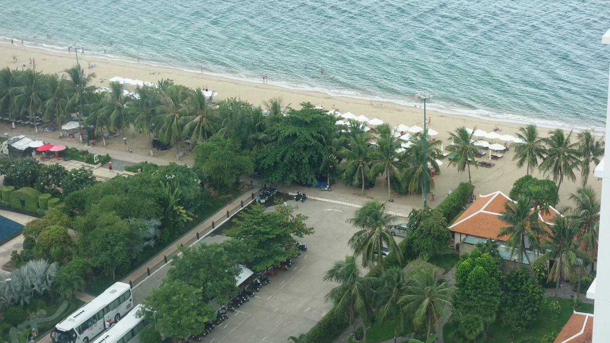 Кто-то еще остался у морской полосы, но местные этих туристов быстро прогнали в убежища.