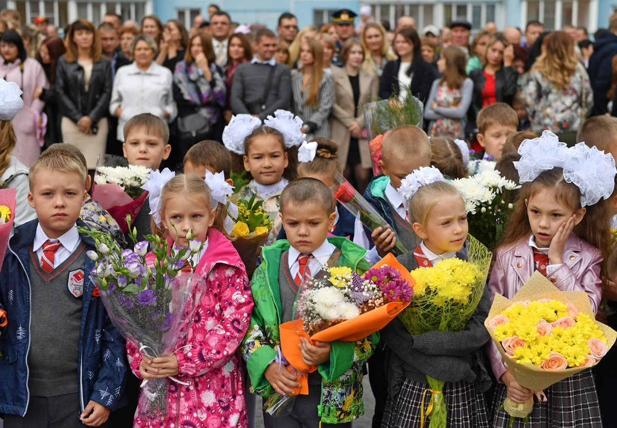 Пойдут дети сегодня школу. Первоклассники на линейке. Линейка в школе. Школьники на линейке. Школьная линейка 1 сентября.