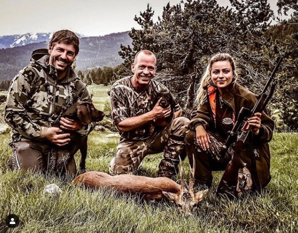 Жоанна с добытой косулей Жоанна с добытой косулей