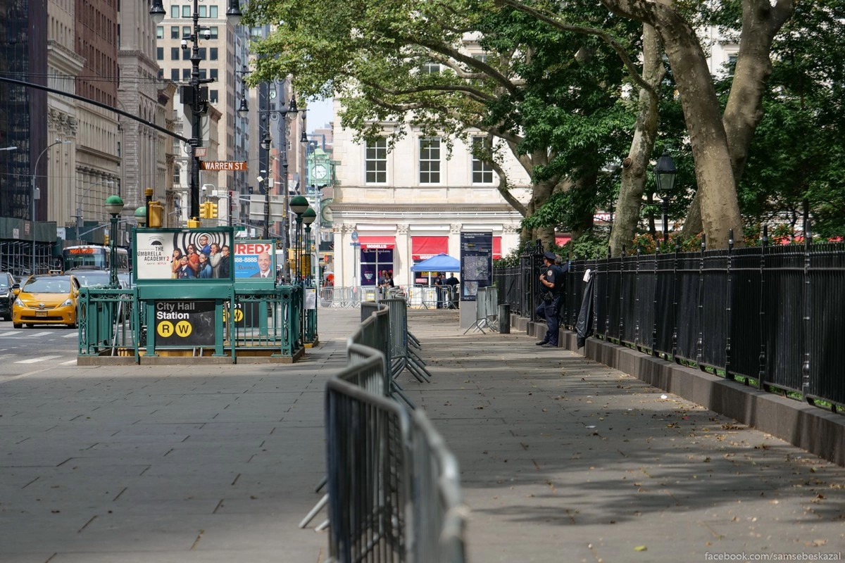 Двойной забор с полицейской охраной вокруг офиса мэра Нью-Йорка, который поддерживает BLM но в гости их почему-то не ждет.