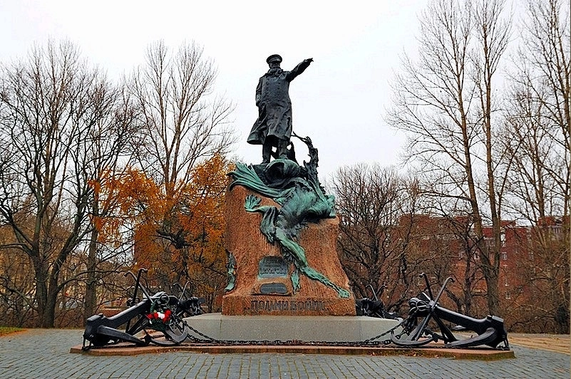 Памятник С.Макарову в Кронштадте