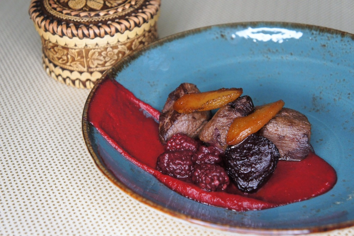 Верхоянская жеребятина из русской печи с морковным пломбиром и взваром из смородинового листа