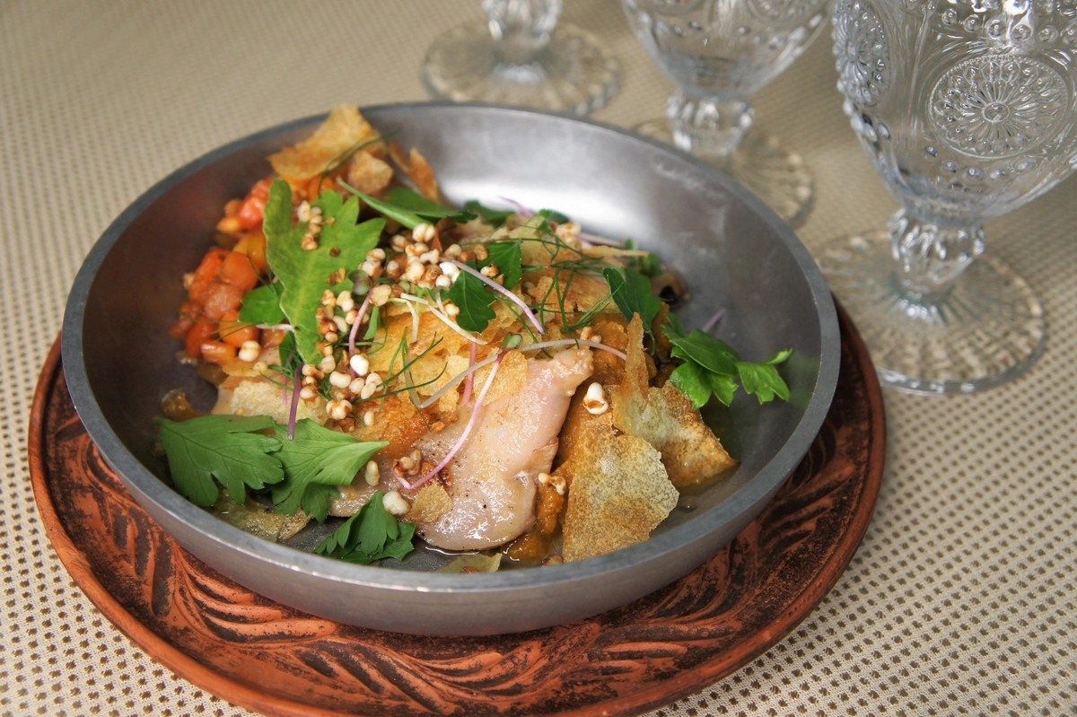 Перепелка в сочетании с рагу из груши, копченой на хвое кабачковой икрой и попкорном из томленой в печи гречки