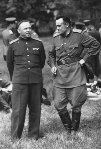 А.Ф. Тверецкий (слева) и С.П. Королёв. Германия, 1946 год. Фото В. Будника. РГАНТД. Ф.134, оп.3, д.52