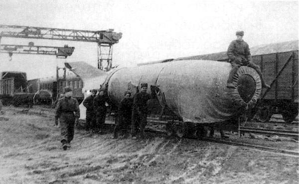 Выгрузка баллистической ракеты А-4 (V-2) на полигоне Капустин Яр. РКК «Энергия»