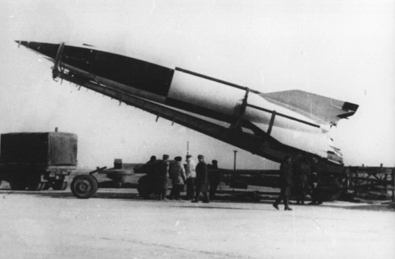 Советская баллистическая ракета Р-1 (8А11) на установщике, 1948 год. РГАНТД. Ф.35, оп.3, д.14