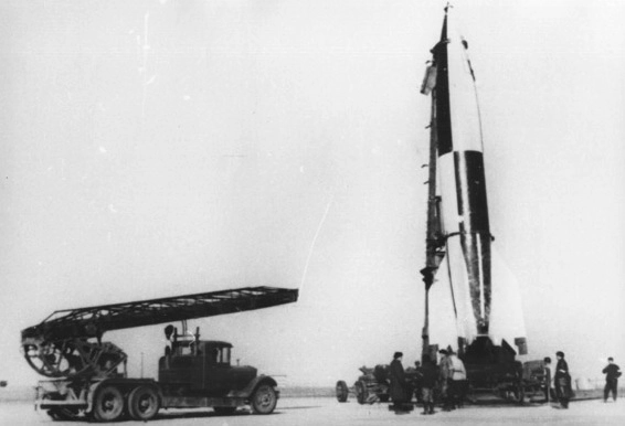 Советская баллистическая ракета Р-1 (8А11) на стартовой позиции, 1948 год. РГАНТД. Ф.35, оп.3, д.22