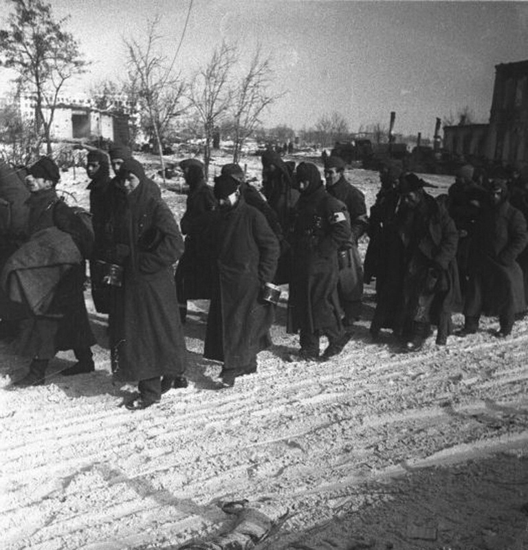 Немецкие пленные в Сталинграде, 1943 год. waralbum.ru