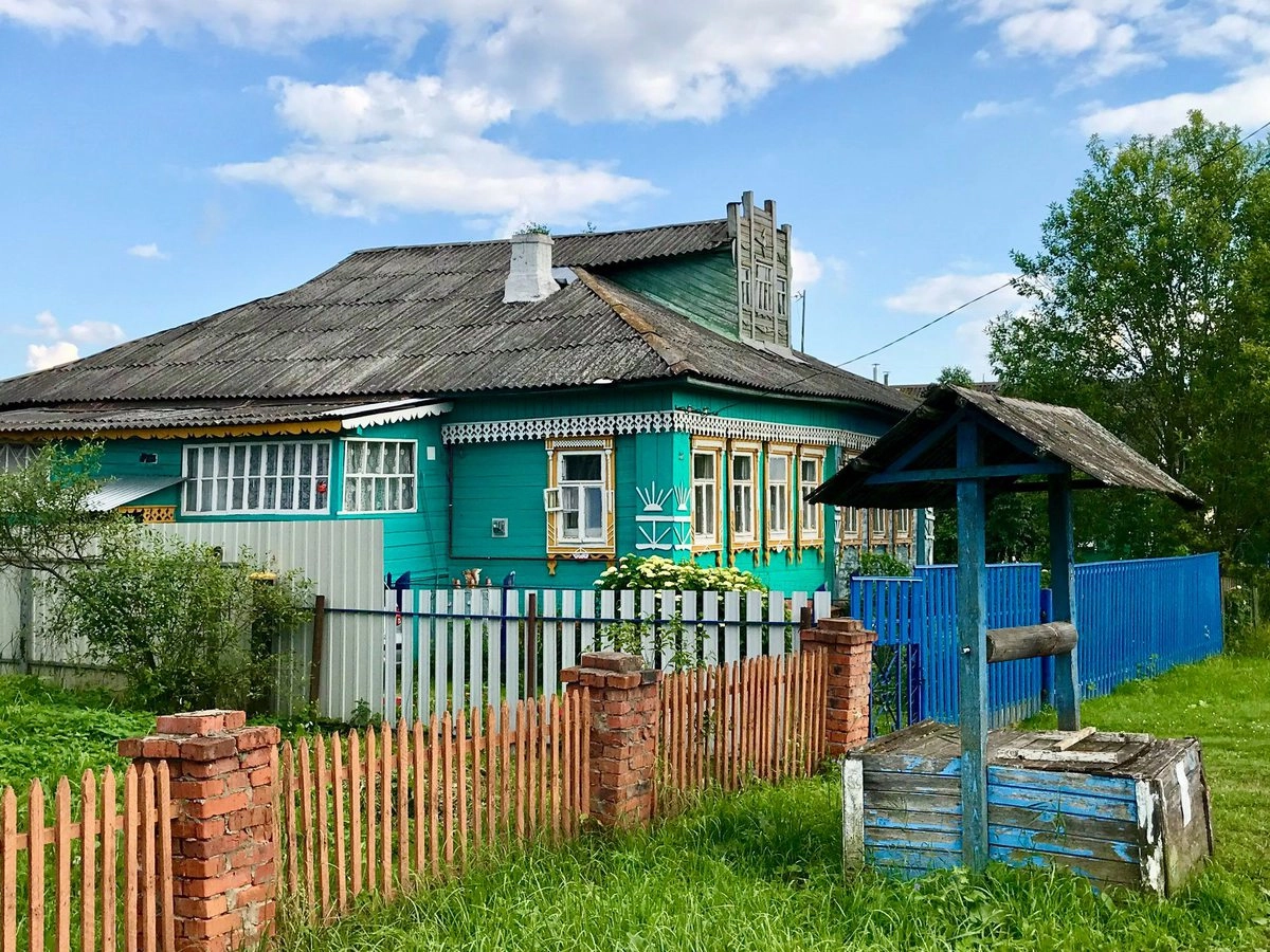 Деревня расположена на северо-западе района, примерно в 27 км к северо-западу от Дмитрова, на одном из ручьёв бассейна реки Сестры.