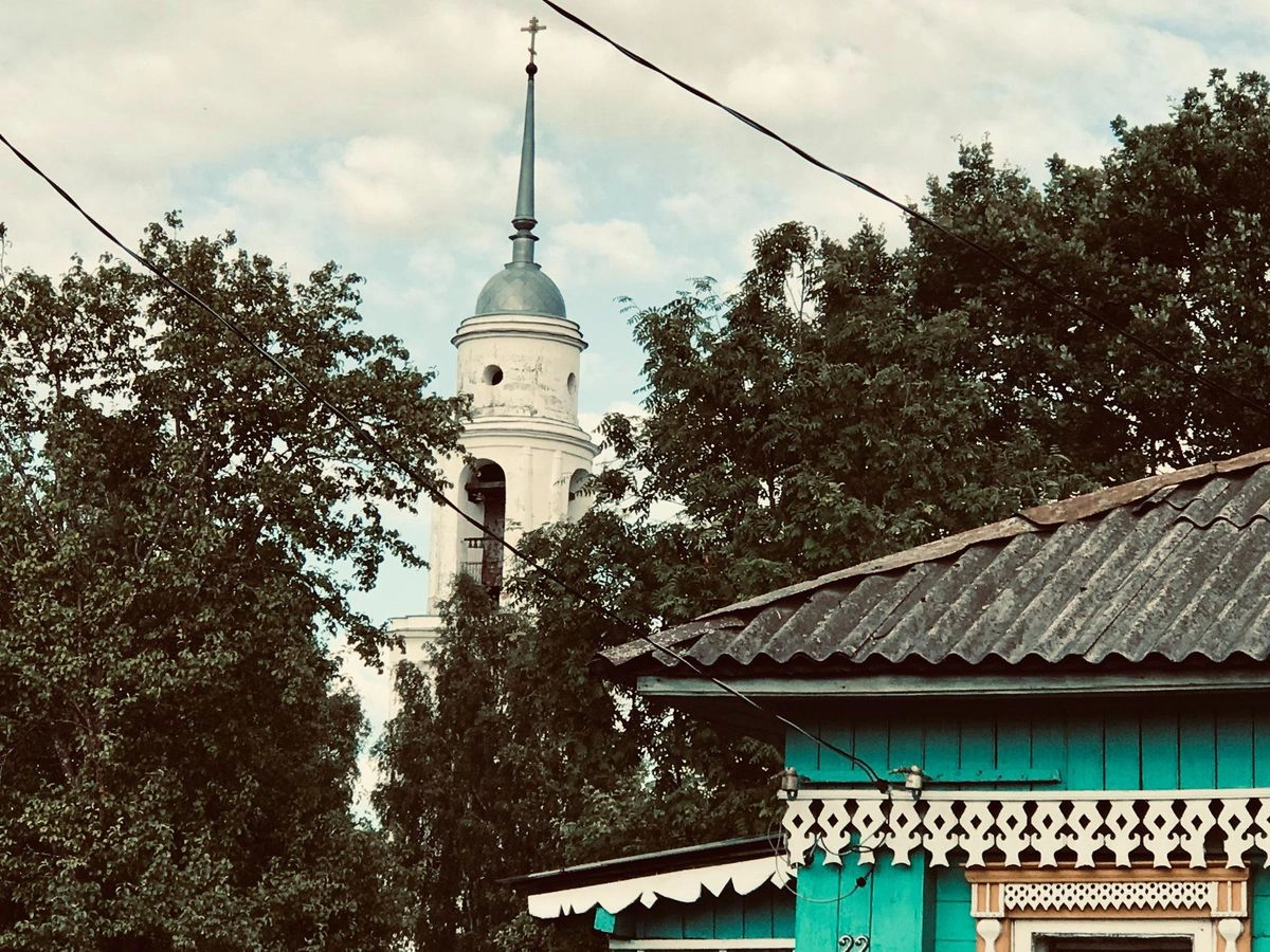 Деревня расположена на северо-западе района, примерно в 27 км к северо-западу от Дмитрова, на одном из ручьёв бассейна реки Сестры.