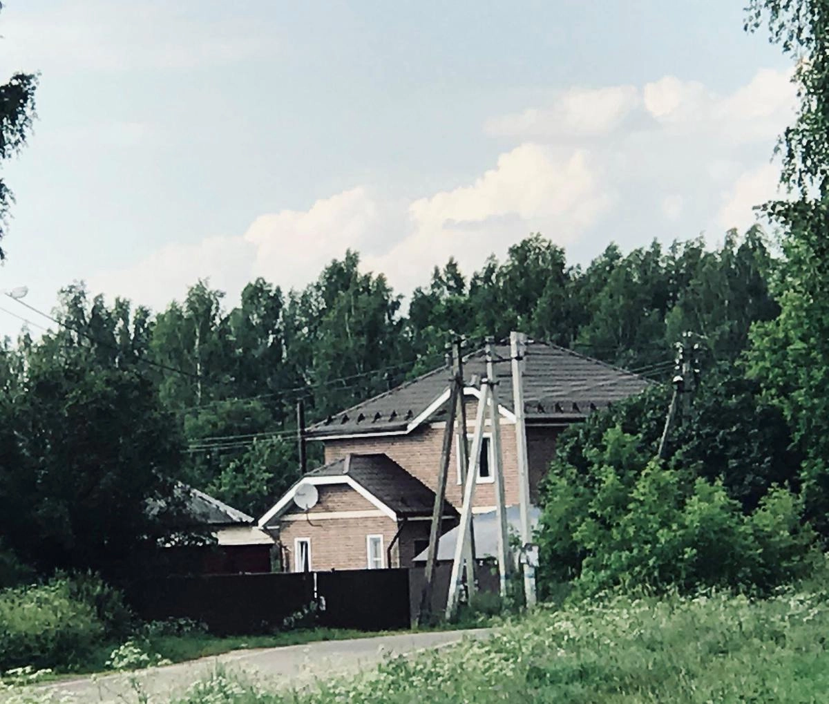 Зажиточные дома москвичей в деревне. Деревня Раменье, Подмосковье, июль 2020. 