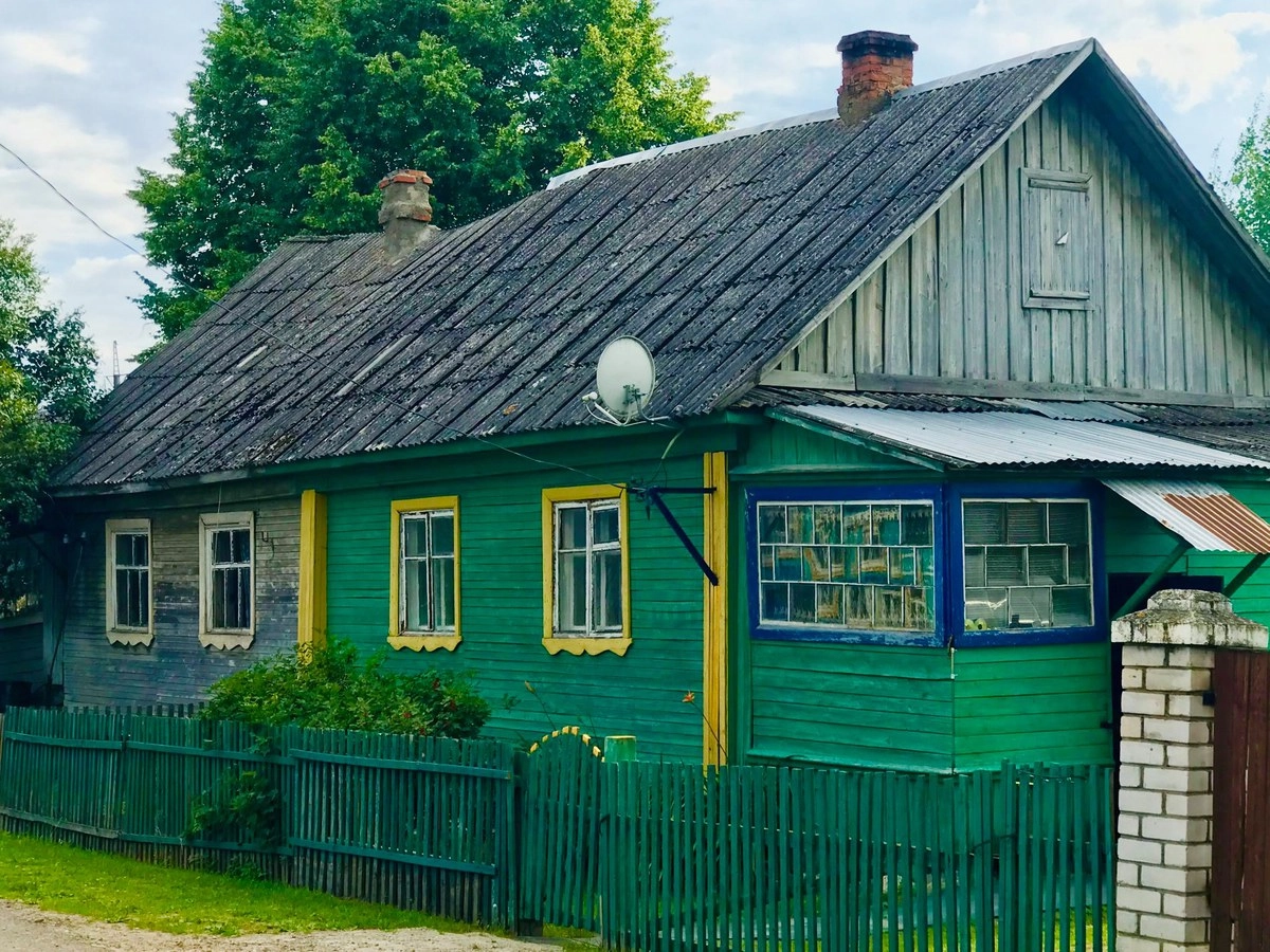 Зажиточные дома москвичей в деревне. Деревня Раменье, Подмосковье, июль 2020. 