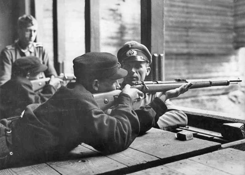 Обучение стрельбе в организации Гитлерюгенд. Bundesarchiv, Bild 146-1981-053-35A / CC-BY-SA 3.0