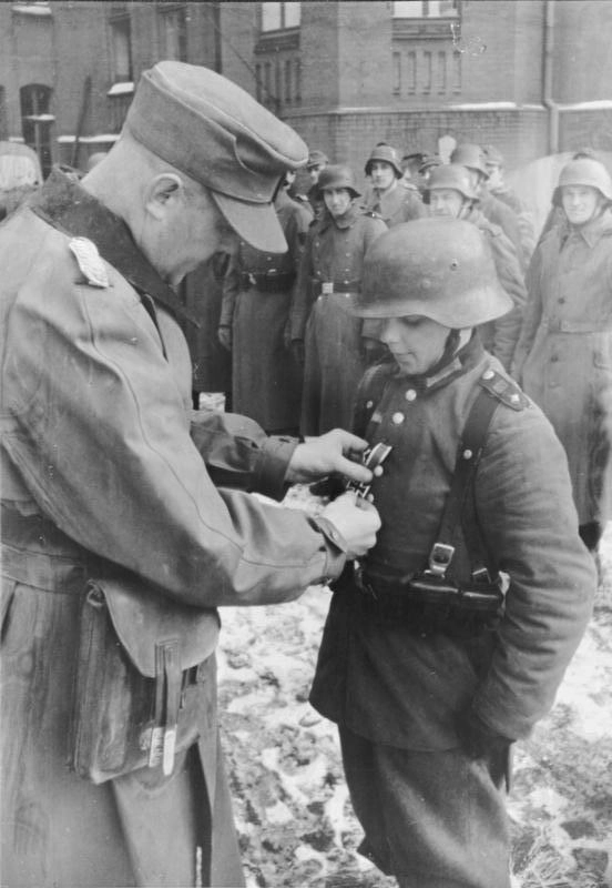 Награждение 16-летнего Вилли Хюбнера Железным крестом 2-го класса, март 1945 года. Источник: Bundesarchiv, Bild 183-G0627-500-001 / CC-BY-SA 3