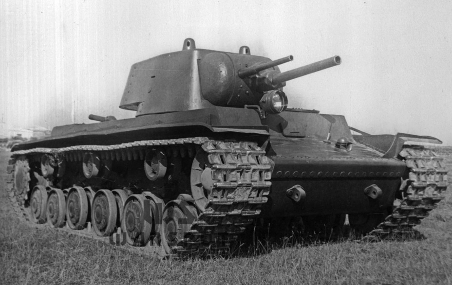 КВ У-0, на нём также использовалась торсионная подвеска Шашмурина. Первая машина Николая Фёдоровича, которая пошла в серийное производство