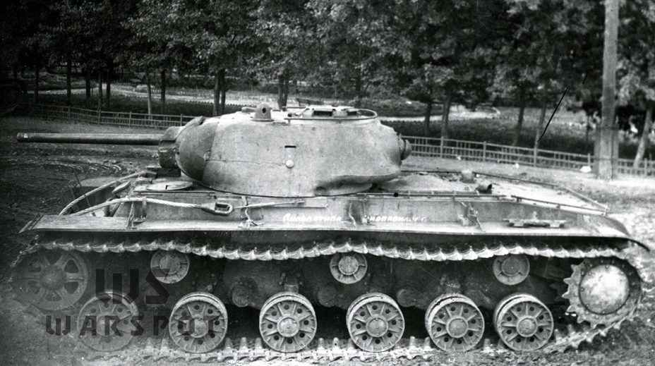 Первый опытный КВ-1с. Параллельно с ним Шашмурину пришлось работать по другому танку