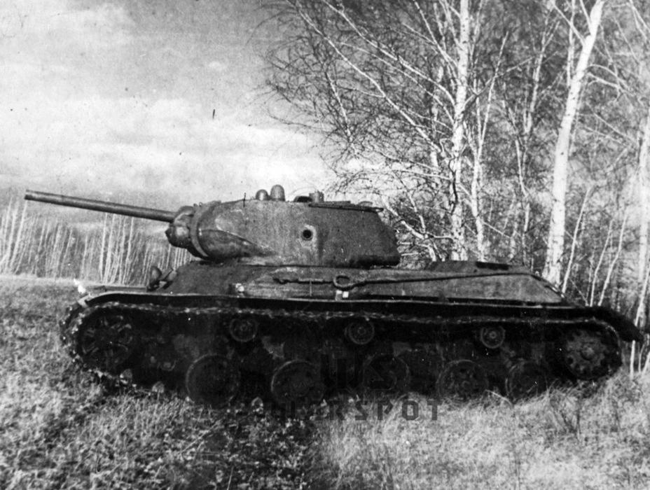 КВ-13 (он же ИС-1) — первый танк, ведущим инженером которого стал Шашмурин. Эту машину Николай Фёдорович не любил, считая, что надо делать нормальный тяжёлый танк