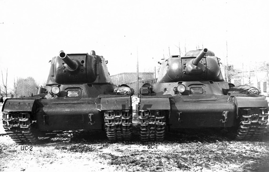 Второй вариант КВ-13, уже официально ИС-1, вместе со вторым вариантом ИС-2. Танки были более удачными, чем предшественник, но всё равно ещё имели ряд существенных недостатков