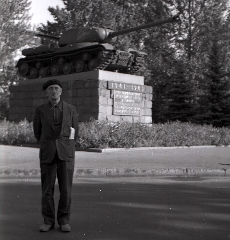 Николай Фёдорович и Объект 237 с башней КВ-122. Сейчас этот танк находится на Кировском заводе