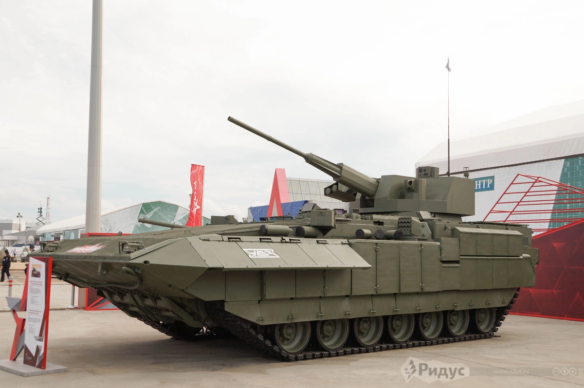 Перспективная российская боевая бронированная машина Т-15 на базе универсальной гусеничной платформы «Армата»