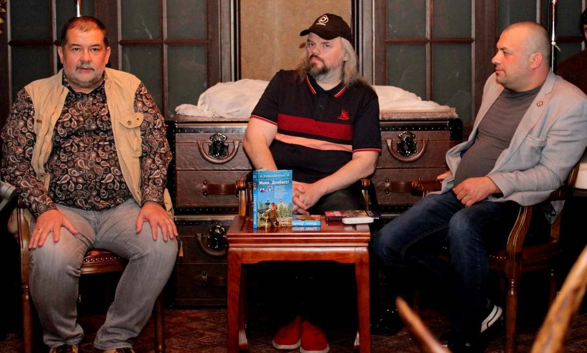 На фото слева направа: Сергей Лукьяненко, Сергей Чекмаев, Александр Кофман