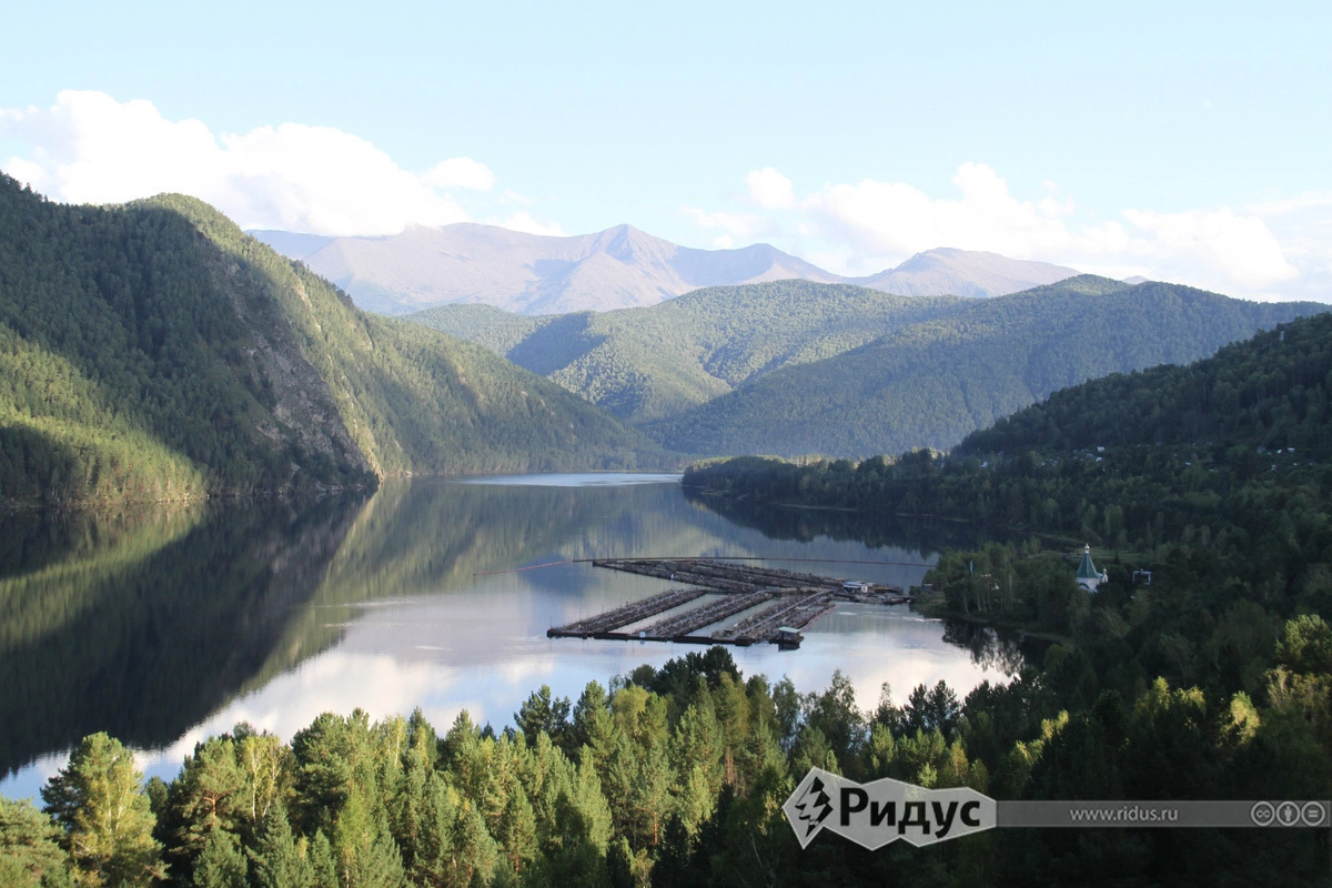 Енисей и Саяны. Деревянная конструкция на воде - форельная ферма.