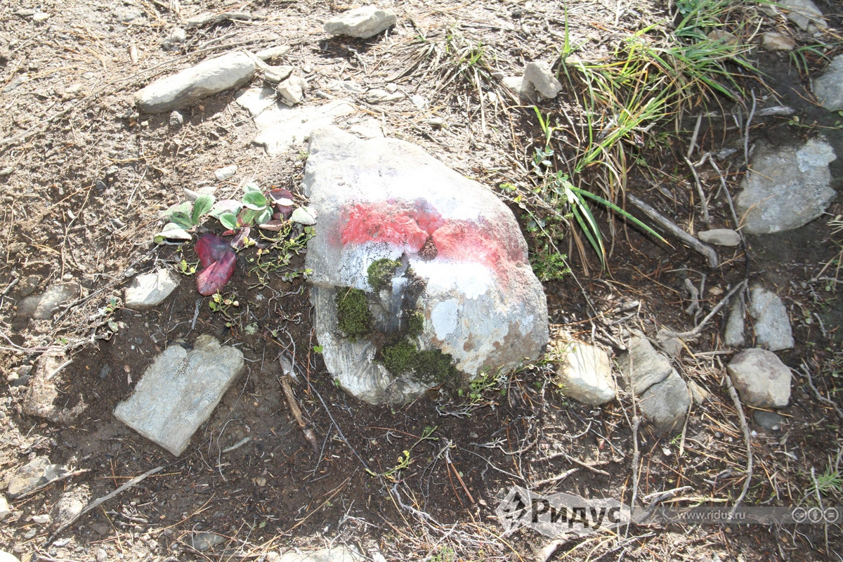 Безопасные тропы на курумниках отмечают красной полосой на белом фоне. В особо опасных местах таким образом подписывают каждый уверенно лежащий камень. К белорусским протестам эта символика никакого отношения не имеет.