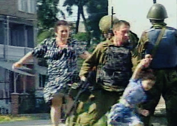 3 сентября. Школьники, которым удалось бежать из захваченной террористами школы №1 в городе Беслан. 3 сентября. Школьники, которым удалось бежать из захваченной террористами школы №1 в городе Беслан.