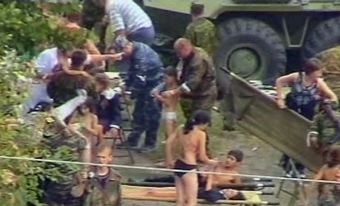 3 сентября. Школьники, которым удалось бежать из захваченной террористами школы №1 в городе Беслан. 3 сентября. Школьники, которым удалось бежать из захваченной террористами школы №1 в городе Беслан.