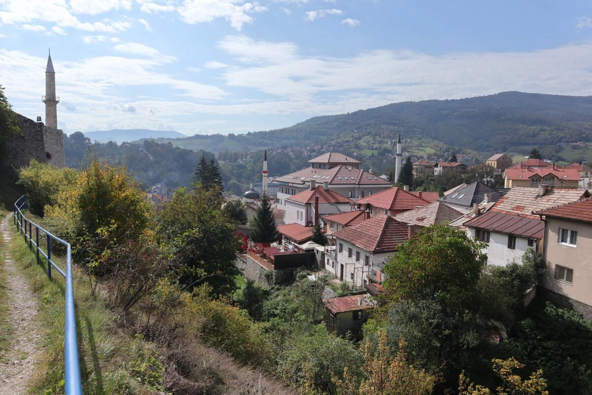 Мечети, крепости, горы, дымок на рассвете из торчащих из черепичных крыш труб... ммм. Кажется, что ты попал в сказку!