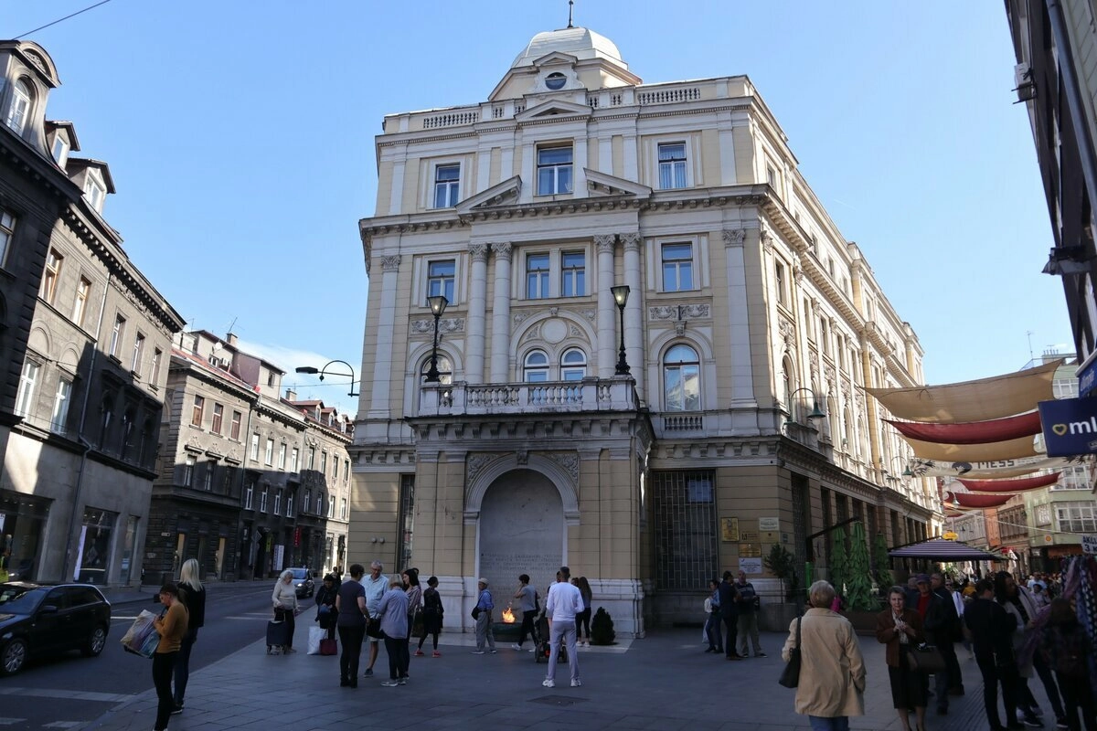 На азиатское здесь наложилось европейское, и сверху приправлено социалистическим.