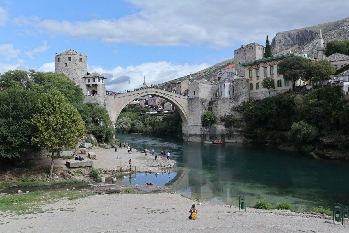 Жемчужина страны, центр которой с 500-летним каменным мостом занесён в список Юнеско.