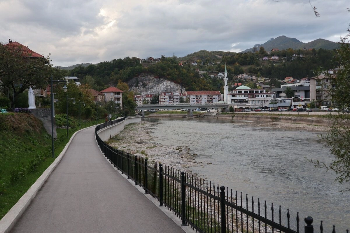 Город Кониц. Помимо моста, что на втором фото, здесь из интересного - бункер Тито в окрестностях. Ну и сам городок неплох.