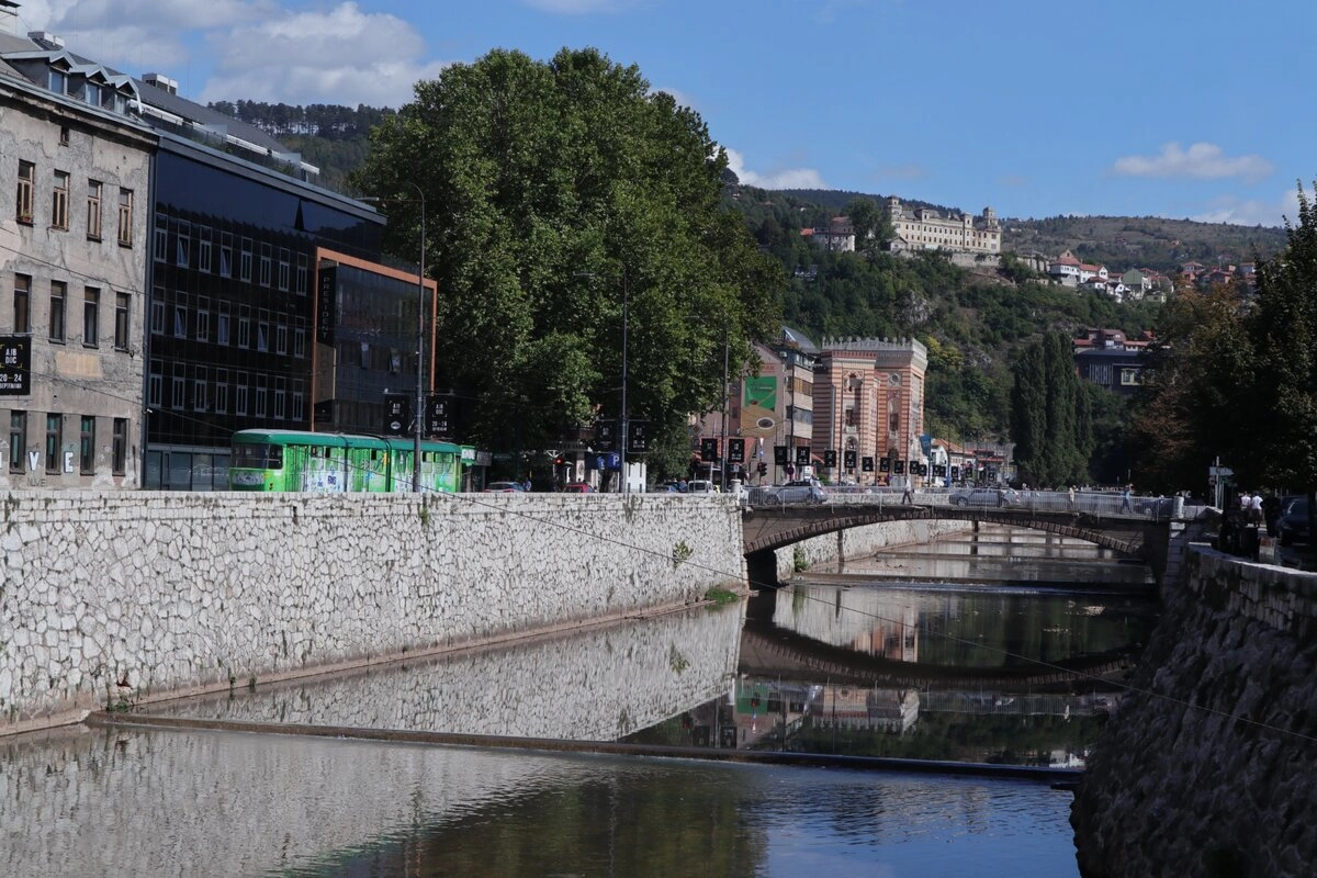 Красота здесь струится отовсюду. Из гор, из зданий, из рек, из людей.