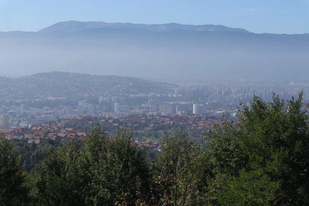 Смотря с холма на утренний Сараево в дымке невольно думаешь, что таким же его, наверное, и видели сербские вооружённые формирования 27 лет назад? И любовались они им совсем с другой же цеью...