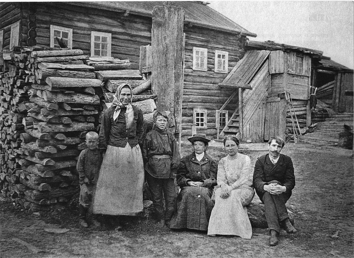 Александр Грин с первой женой Верой (крайние слева) в деревне Великий Бор под Пинегой, 1911 г.