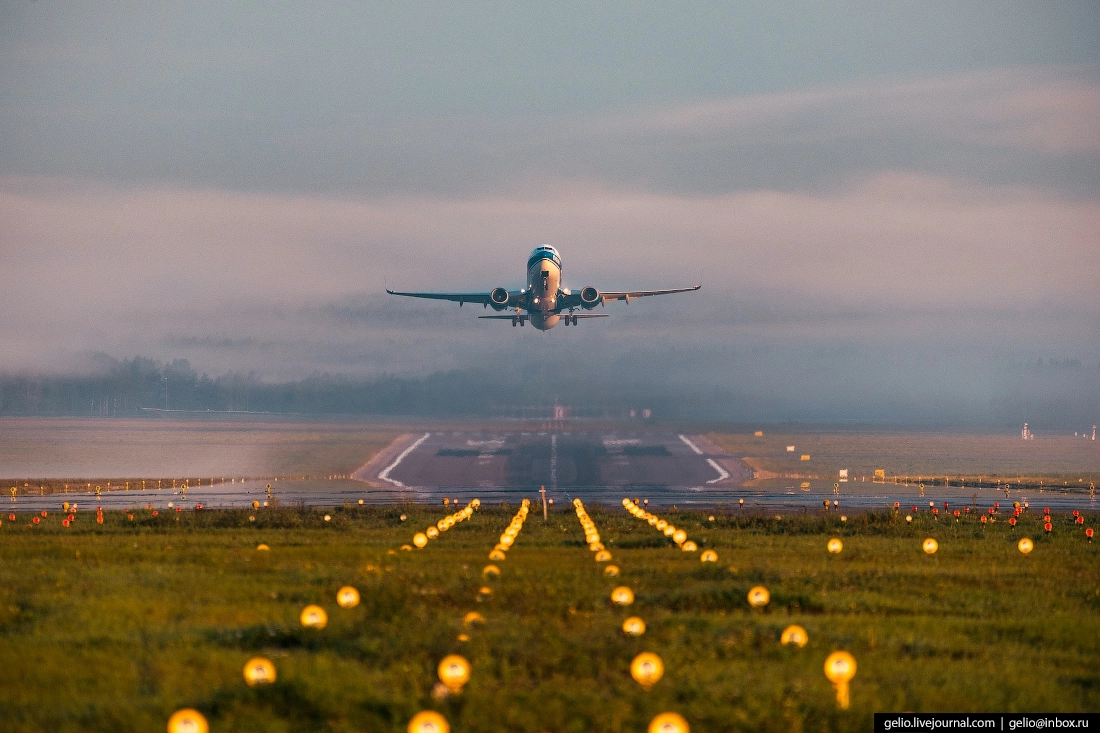 7. Взлётно-посадочная полоса аэропорта Красноярск имеет длину 3700 метров — на 100 метров длиннее, чем любая из двух ВПП новосибирского аэропорта Толмачёво.