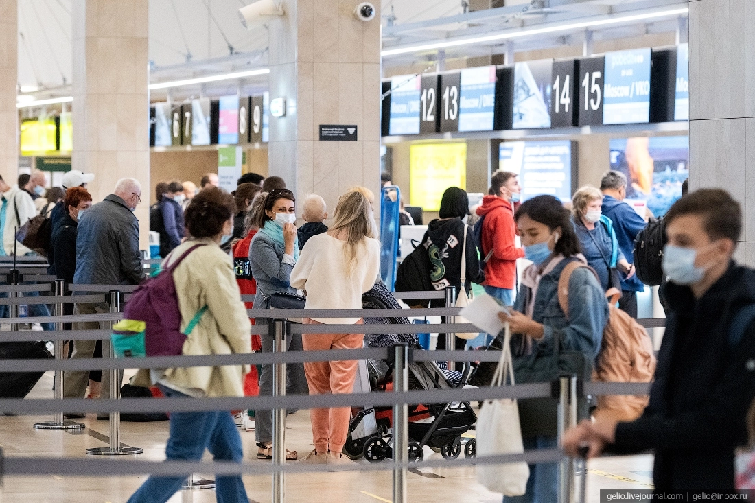 16. В единой зоне регистрации для пассажиров внутренних и международных рейсов работает 26 стоек регистрации.