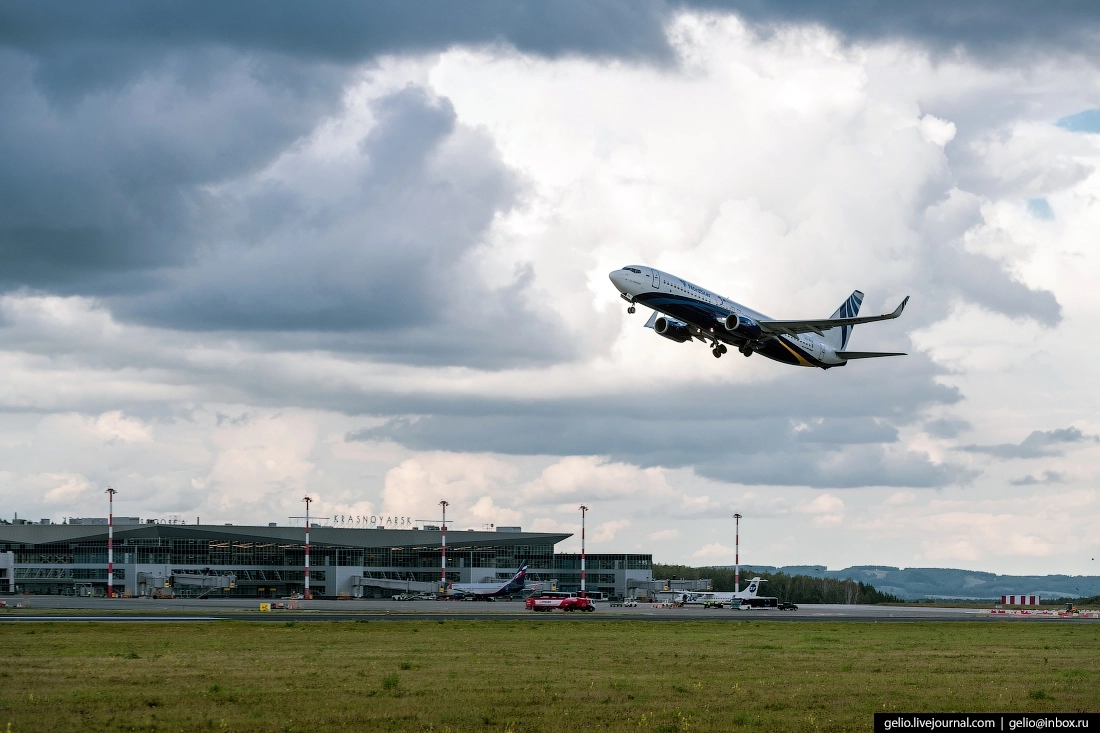 38. Boeing 737-800 авиакомпании NordStar вылетает из аэропорта Красноярска с курсом взлёта 288.