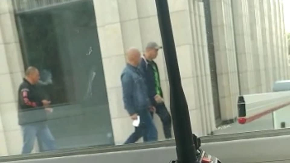 Эти три человека явились на квартиру к журналисту Baza