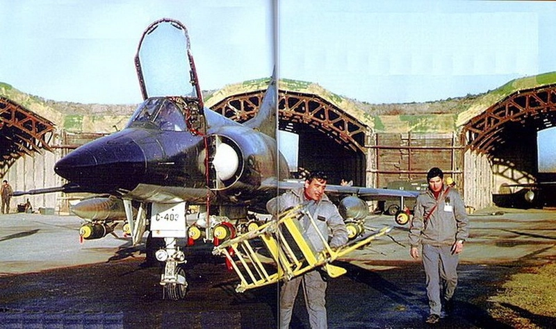 «Даггер» ВВС Аргентины готовится к вылету, декабрь 1978 года. razonyfuerza.mforos.com