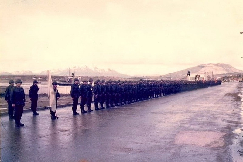 4-й батальон аргентинской морской пехоты на плацу в Ушуайе, декабрь 1978 года. histarmar.com.ar