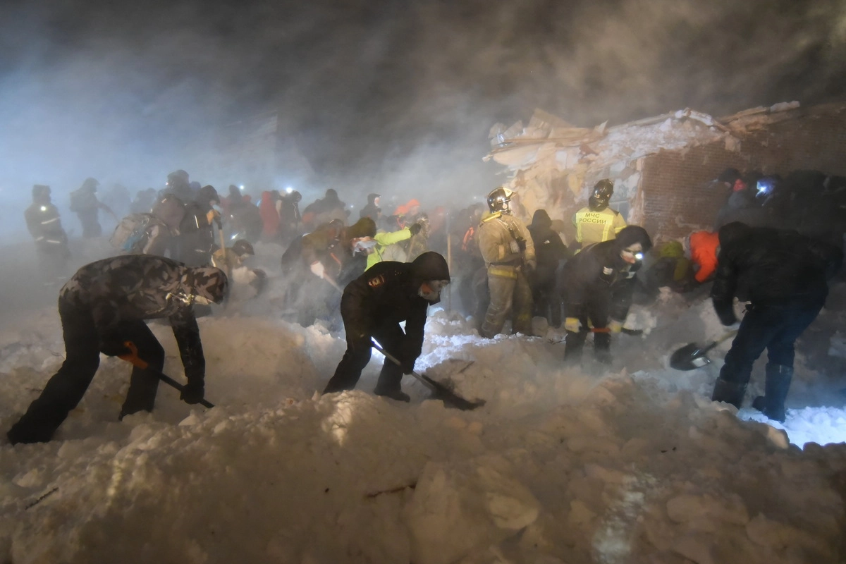 Поисковые работы на месте норильской трагедии