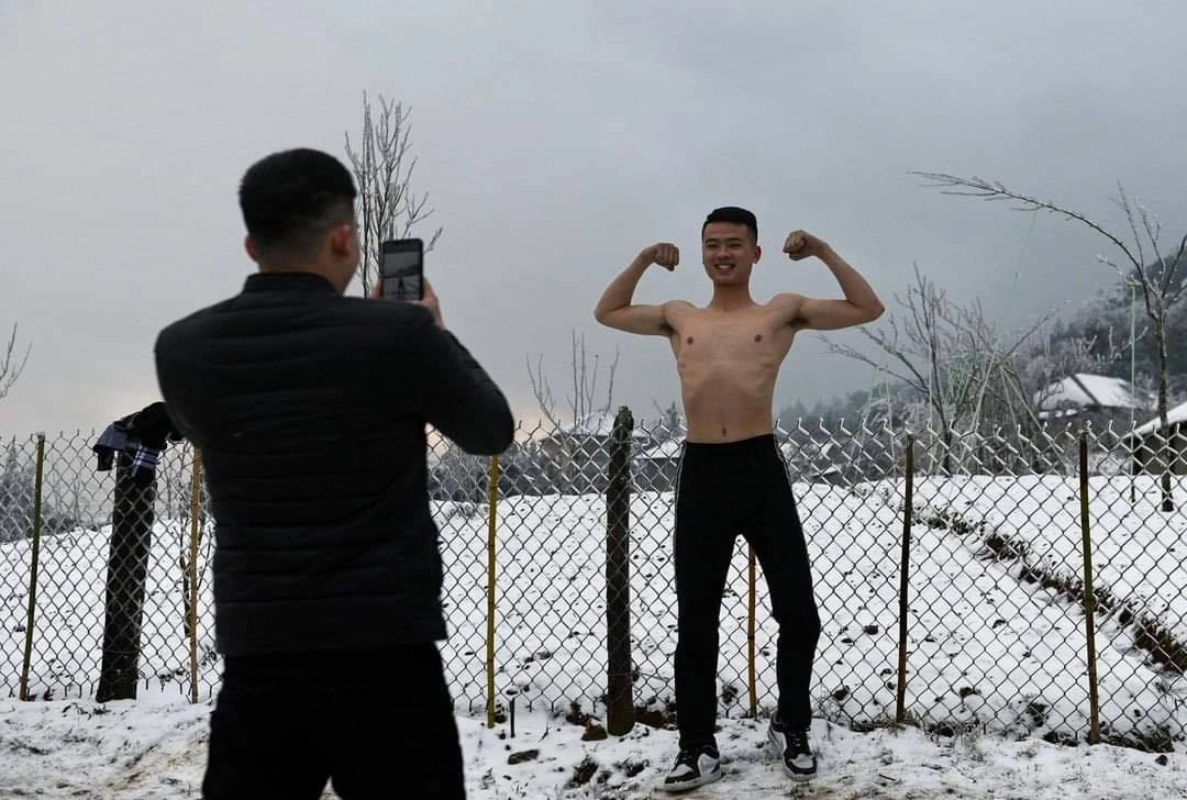 Вьетнамцы фотографируются среди снежной экзотики