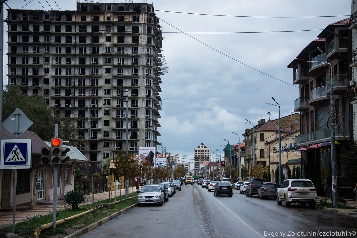 Центральная улица древнего Дербента обезображена самостроем Центральная улица древнего Дербента обезображена самостроем