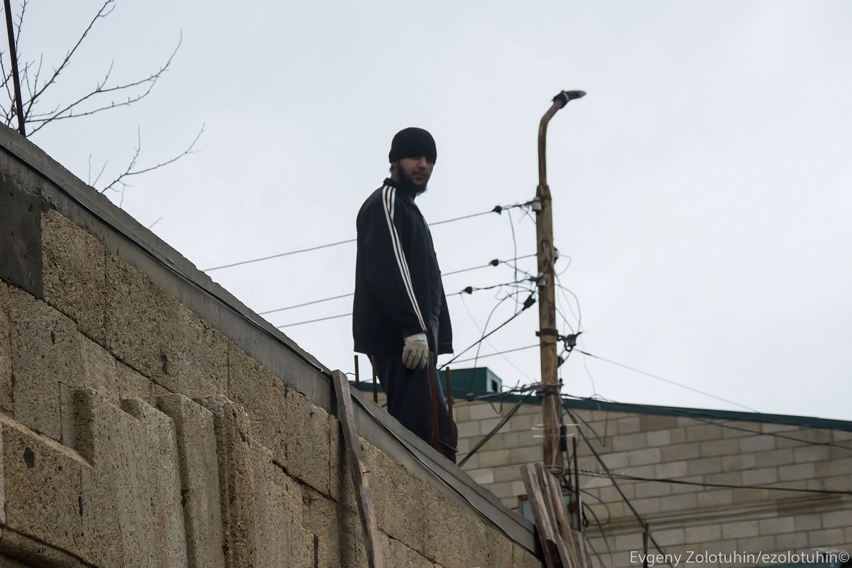 Местный гостеприимный горец, который попал в кадр и пытался устроить драку Местный гостеприимный горец, который попал в кадр и пытался устроить драку